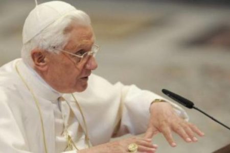 Benedicto XVI atribuye pederastia a colapso moral