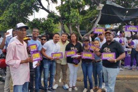 Peledeístas siguen recolectando firmas en apoyo a candidatura de Férnadez