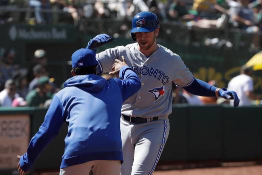 Azulejos barren a Oakland pese a brillante lance de Laureano