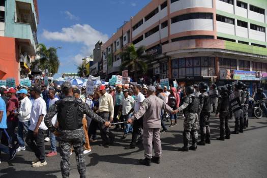 Trabajadores marchan hacia el Palacio por la permanencia de la cesantía