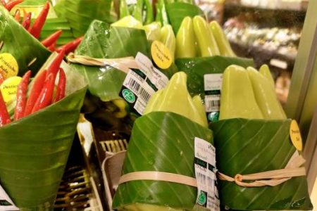 Supermercado sustituye fundas por hojas de plátano