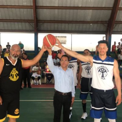 Ramón García dona uniforme a equipo de basquetbol en el Invi de Los Mina