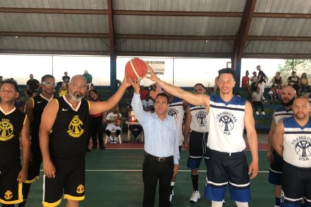 Ramón García dona uniforme a equipo de basquetbol en el Invi de Los Mina