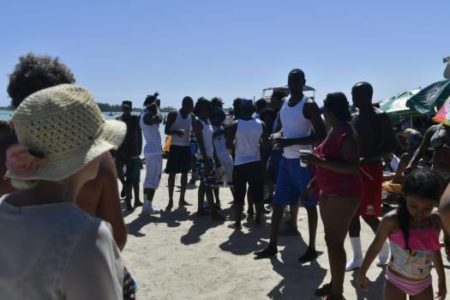 Playas del Este están llenas de bañistas durante la Semana Mayor