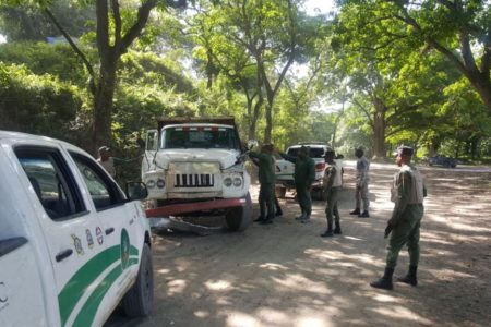 Medio Ambiente retiene varios camiones por extracción ilegal de materiales en Río Nigua, San Cristóbal