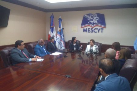 MESCYT firma acuerdo para capacitar maestros en Tecnologías Educativas