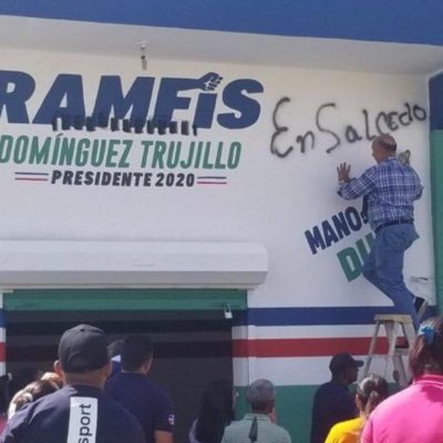 Bauta Rojas pinta de negro letreros en local de Ramfis Trujillo en Salcedo