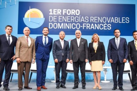 Canciller Miguel Vargas expone sobre el favorable clima de inversión en energías renovables