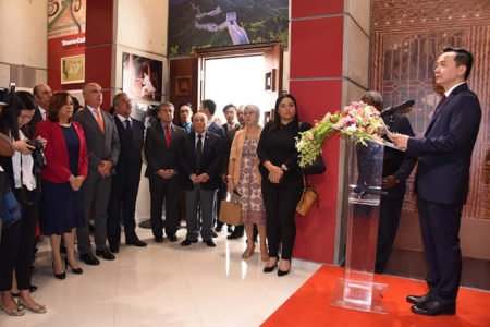 China inaugura su sala museográfica en el Faro a Colón