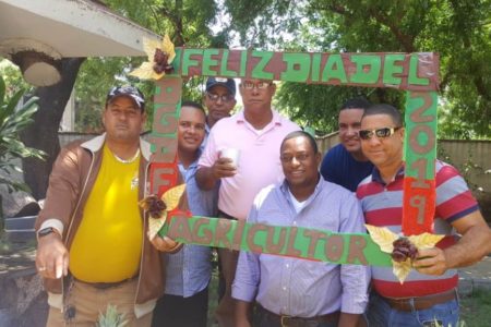 DGDF agasaja trabajadores de viveros en ocasión de celebrarse el Día del Agricultor
