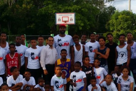 Ramon García auspicia clínicas de baloncesto impartidas por el capitán Jack Michael Martínez