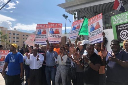 Organizaciones protestan frente al MICM por altos precios de combustibles