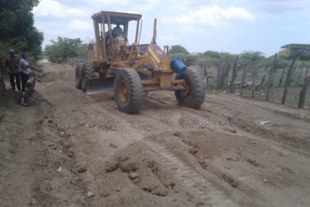Desarrollo Fronterizo rehabilita caminos vecinales en Campeche, Dajabón y Carbonera, Montecristi