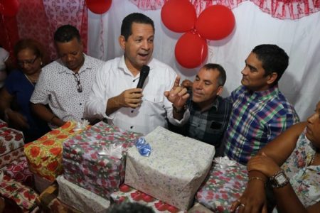 Director de Desarrollo Fronterizo Tito Bejarán lleva alegría y felicidad a Madres de la provincia Montecristi