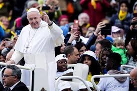 Papa Francisco lleva en su papamóvil durante la audiencia a ocho niños refugiados