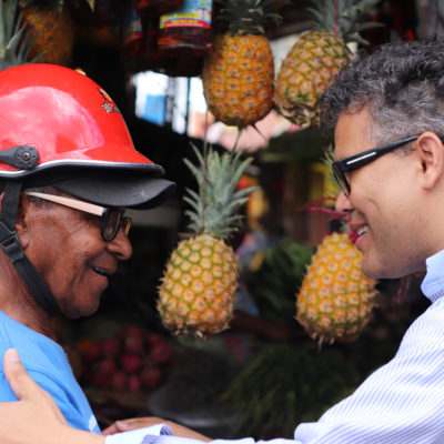 Carlos Peña recorre calles y mercado de Higüey promoviendo aspiraciones presidenciales