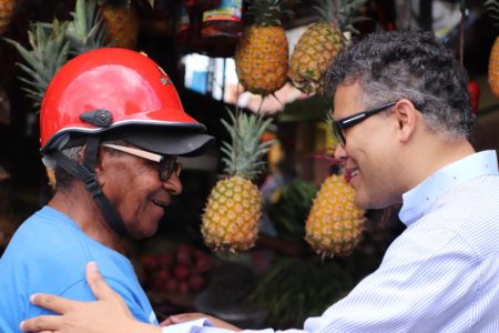 Carlos Peña recorre calles y mercado de Higüey promoviendo aspiraciones presidenciales