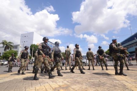 Más de tres mil militares y policías apostados en Congreso Nacional vigilan manifestaciones contra eventual reforma constitucional