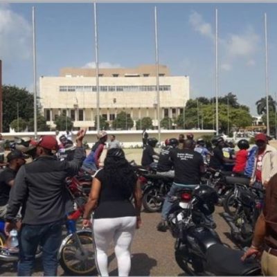 Motoconchistas protestan frente al Congrso contra modificación de la Constitución