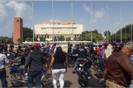 Motoconchistas protestan frente al Congrso contra modificación de la Constitución