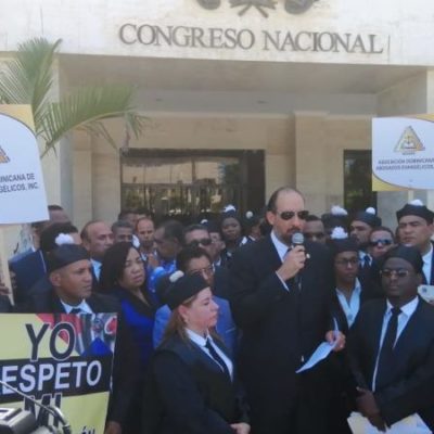 Abogados protestan frente al Congreso en rechazo a eventual reforma Constitucional