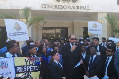 Abogados protestan frente al Congreso en rechazo a eventual reforma Constitucional