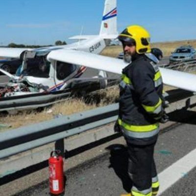 Una avioneta choca con dos vehículos al aterrizar en una autovía de Portugal