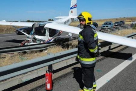 Una avioneta choca con dos vehículos al aterrizar en una autovía de Portugal