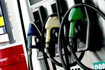 Bajan precios de los combustibles por quinta semana consecutiva