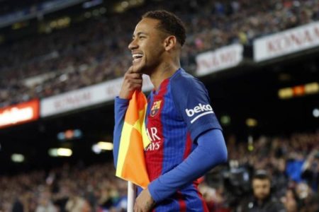 Neymar vuelve al FC Barcelona; firma contrato por cinco años