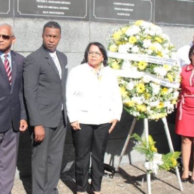 UASD deposita ofrenda floral para conmemorar el 60 aniversario de la gesta del 14 de Junio