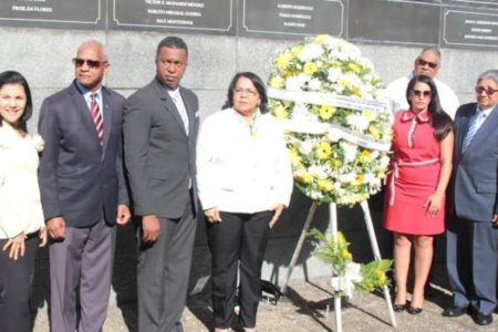 UASD deposita ofrenda floral para conmemorar el 60 aniversario de la gesta del 14 de Junio
