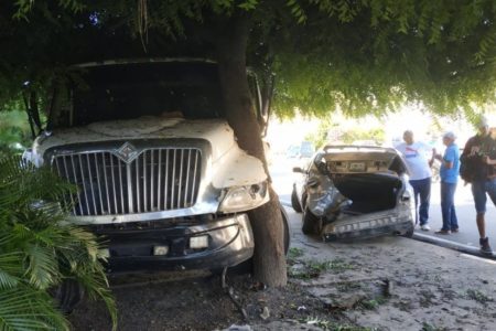 Camión choca tres vehículos en la Circunvalación Norte de San Juan