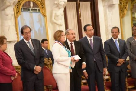 Medina reconoce labor de tres maestros