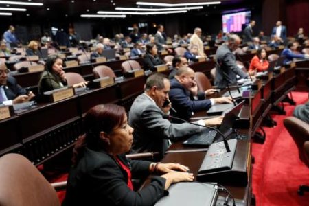 Diputados aprueban resolución que exige lectura obligatoria de la biblia en escuelas