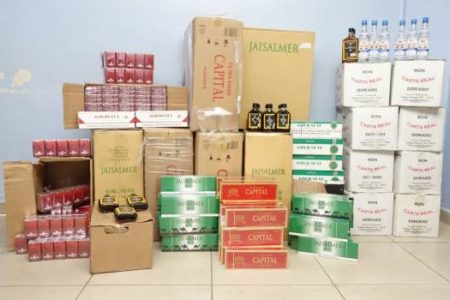 Autoridades se incautan de 73,320 cigarrillos y 93 litros de whisky