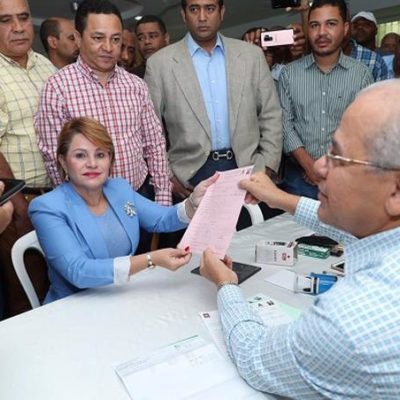 Lucía Medina se inscribe como precandidatura a senadora de San Juan