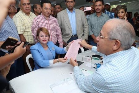 Lucía Medina se inscribe como precandidatura a senadora de San Juan