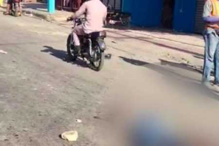 Un policía pasa frente a un linchamiento en Los Guaricanos y siguió como si nada