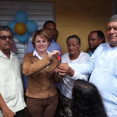 Gobierno entrega viviendas en Arroyo Cano