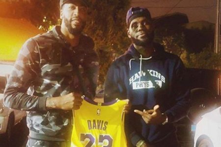 LeBron James oficializa entrega de número 23 a Anthony Davis