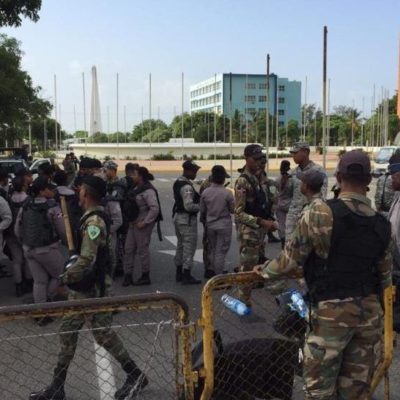 Continúa militarizado Congreso este miércoles; hombre se encadena en rechazo a reforma constitucional