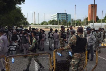 Continúa militarizado Congreso este miércoles; hombre se encadena en rechazo a reforma constitucional