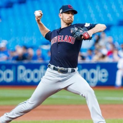 Lanzador Shane Bieber propina blanqueada de un hit en victoria de Cleveland sobre Toronto