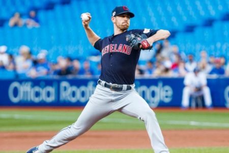 Lanzador Shane Bieber propina blanqueada de un hit en victoria de Cleveland sobre Toronto