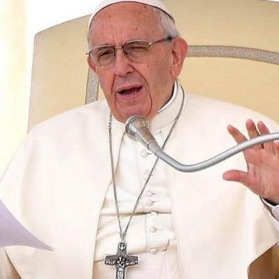 El papa critica a países que fabrican armas y después no acogen a refugiados