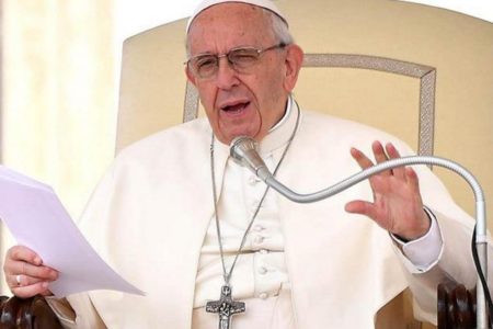 El papa critica a países que fabrican armas y después no acogen a refugiados