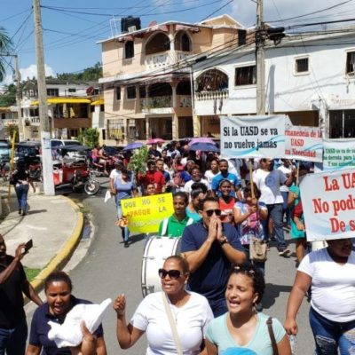 Grupos estudiantiles y populares marchan en Samaná contra cierre de la UASD