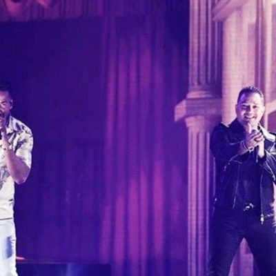 Frank Reyes y Romeo Santos cantan el tema “Payasos” en los Premios Juventud