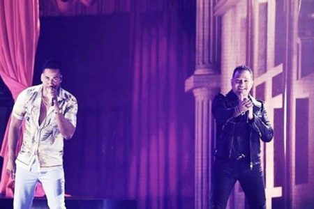 Frank Reyes y Romeo Santos cantan el tema “Payasos” en los Premios Juventud